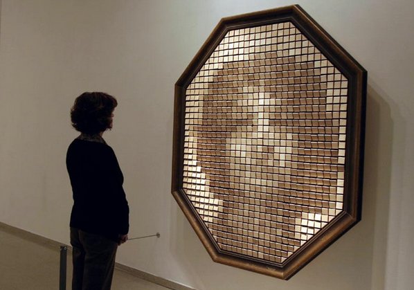 Wooden Mirror At the Israel Museum (1999), © Daniel Rozin